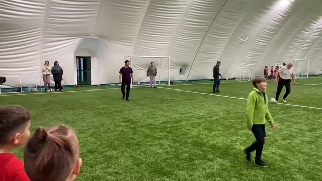 Футбол. ФК Звезда команда 2012г. Новогодний матч 2021-2022г.г. Родители против детей. Часть 3.