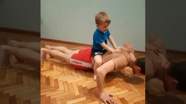 Папа и сын на спорте. Счёт до 10 уже знаем👏💪 смотреть онлайн