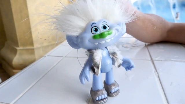 Трансформеры и Черепашки Ниндзя в Аквапарке! Тренировка в школе Акватим! Видео игрушки для детей смотреть онлайн