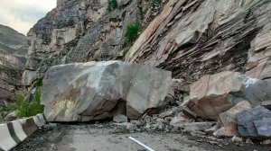 Огромная скала обвалилась на главную республиканскую автодорогу в Дагестане