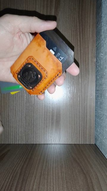 Картхолдер из кожи. Душевный подарок. #shorts смотреть онлайн