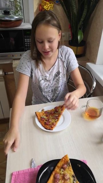 Полина ест пиццу на завтрак перед школой. смотреть онлайн