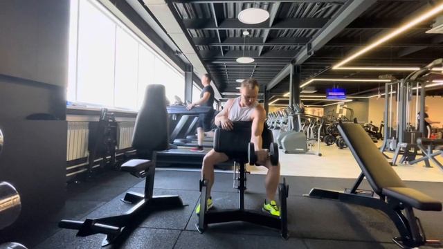 КАЧАЕМ #5: Тренировка рук в зале. Бицепсы трицерацетопс смотреть онлайн