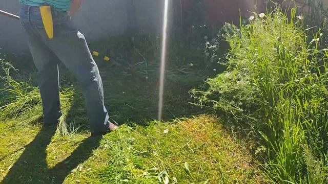 Косьба ручной косой вокруг дома. смотреть онлайн