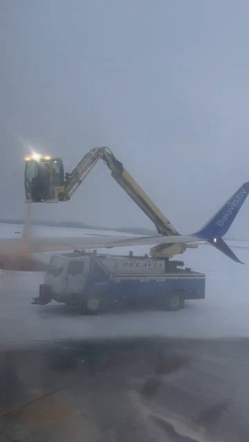 Обрабатывают Самолет перед полетом #shorts #paragliding #парап? смотреть онлайн