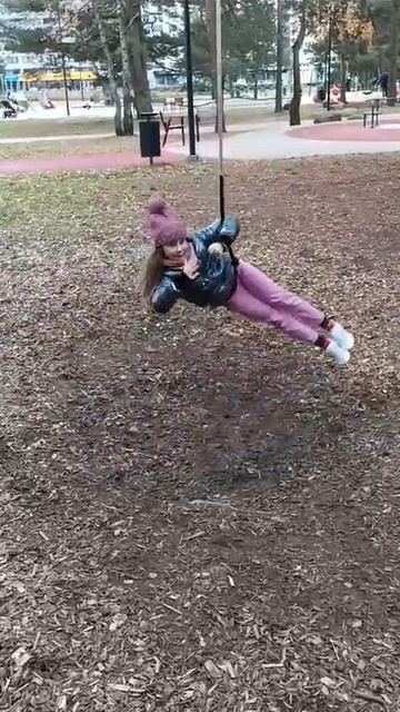 Качаюсь на качелях в своём любимом парке. смотреть онлайн