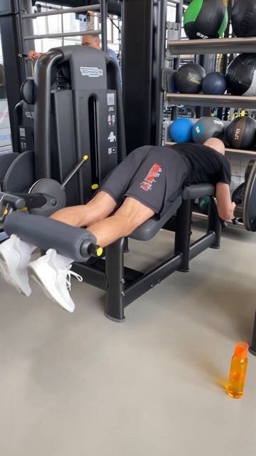 Сгибание голени лежа смотреть онлайн