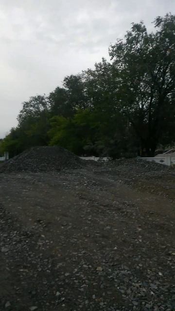 Горы щебня на балласте рядом со школой №74 на 18 мкр 1-ог? смотреть онлайн
