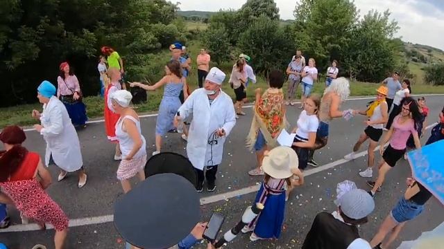 Живём в деревне. Оригинал. Вот так должен проходить вт? смотреть онлайн