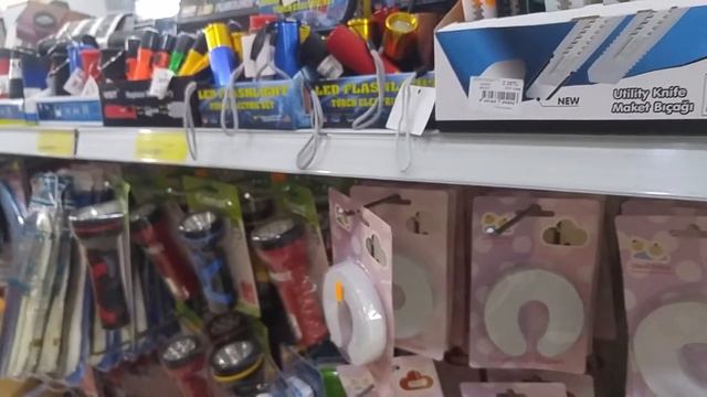 Весы для взвешивания багажа в магазине 82 Sali Pazari. Аланья,Турция2019г. смотреть онлайн