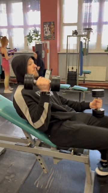 Ошибки в жиме гантелей на наклонной скамье смотреть онлайн