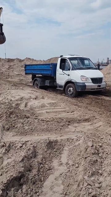 Сложности погрузки песка речного .заезды нет .машины т смотреть онлайн
