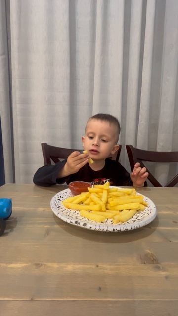 Володя ест картофель фри в кафе «Брат Бурят», г. Хабаровск. Володе 3,9 года. смотреть онлайн