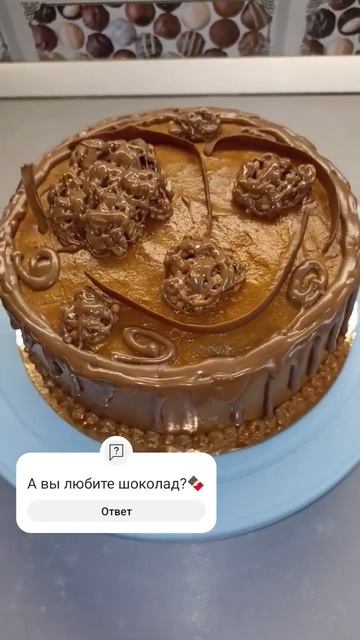 Шоколадный бисквит, шоколадный крем, украшен шоколадо смотреть онлайн