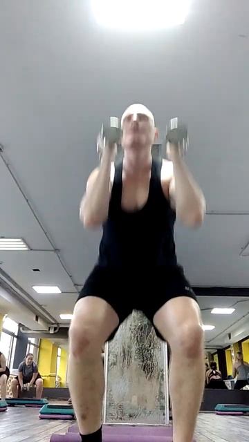 Приседания с гантелями. Фитнес. Гантели. Силовой трени смотреть онлайн