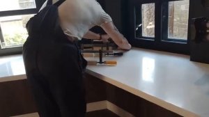 Монтаж подоконника-столешницы. В чем сложность?