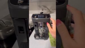 DeLonghi ECAM-320.70.TB. Заваривает 12 видов кофе. Приготовила обы