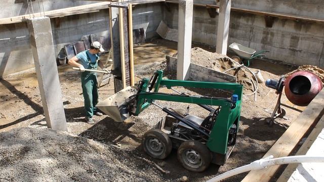 Работа на самодельном погрузчике. Перевоз щебня. Изго? смотреть онлайн