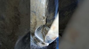 Чистка локера и переднего крыла от грязи. Опель Астра ?