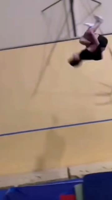 #tumbling #trampoline #батут #сальто #акробатика #acrobatic #fail #fun смотреть онлайн