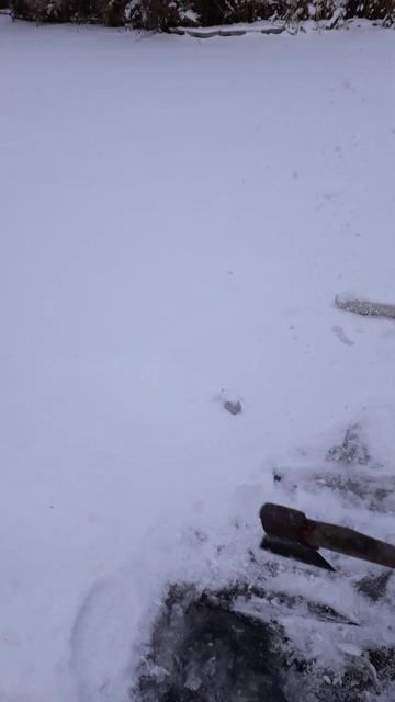 Вырубаем прорубь для полоскания#топором по льду#рубим смотреть онлайн