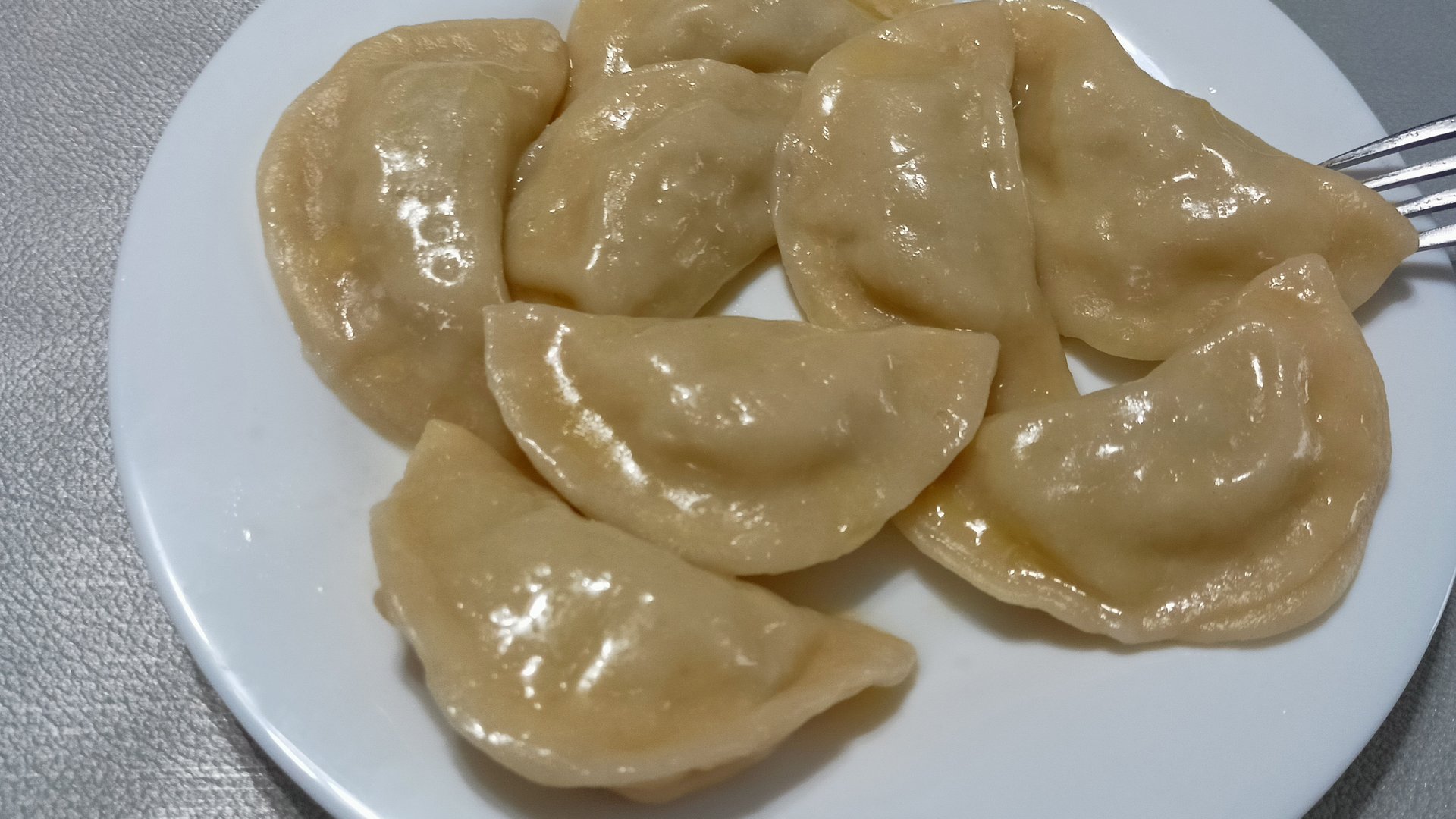 У вас тоже так после уборки? Налепила вареников с сырой картошкой и творогом/ смотреть онлайн