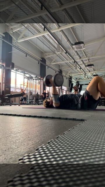 Разводки с гантелями лёжа на полу 20кг*12 смотреть онлайн