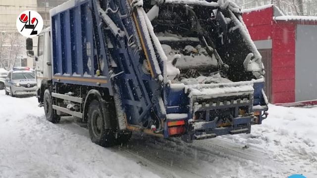 Мусоровозы - самый опасный транспорт во дворах. Real Video смотреть онлайн