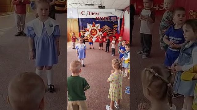 Поздравление с днём рождения в детском саду, водят хоровод, поздравляют именинницу. Каравай-каравай. смотреть онлайн