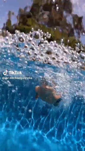 how small boy swim.Как маленький ребенок плавает.طفل کوچک چگون смотреть онлайн