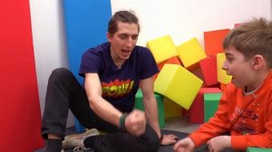 Замок для Автоботов и полоса препятствий! Игры для детей с Трансформерами.