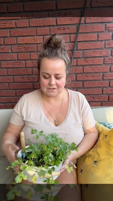 Автор использует растения и для готовки и для собак. Н? смотреть онлайн