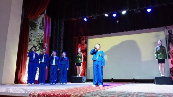 Плечо к плечу