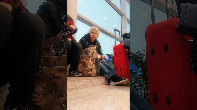 Что надо есть в аэропорту-Странный звук смотреть онлайн