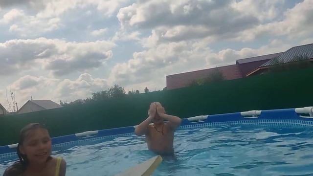 Купание в бассейне 3 часть смотреть онлайн