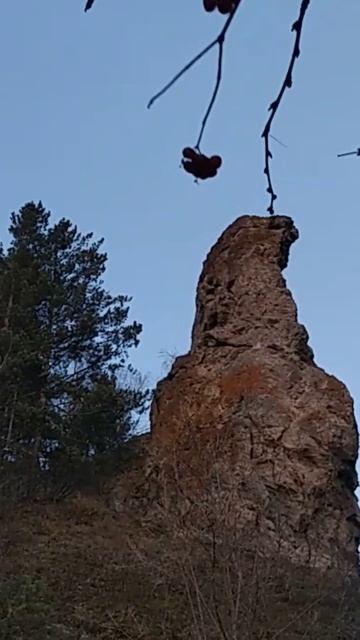 Скала "Голубка" на Енисее. #скала #голубка #река #енисей смотреть онлайн