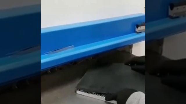 Процесс нанесения тиснение рисунок на кожу. Производс