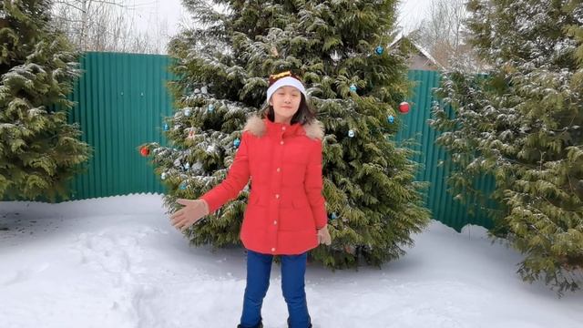 С Новым Годом 2021! Китаянка исполняет песню Rockin' around the Christmas tree. смотреть онлайн
