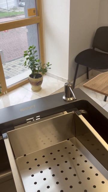 Кухонна мийка Kraft 75*46, PVD+ кран з витяжним гусаком «Водо? смотреть онлайн