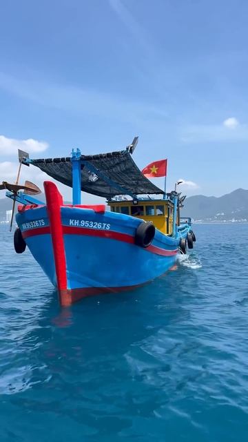 Вьетнамский рыболовный баркас. Что за сок ?! #fishing #nhatrang смотреть онлайн
