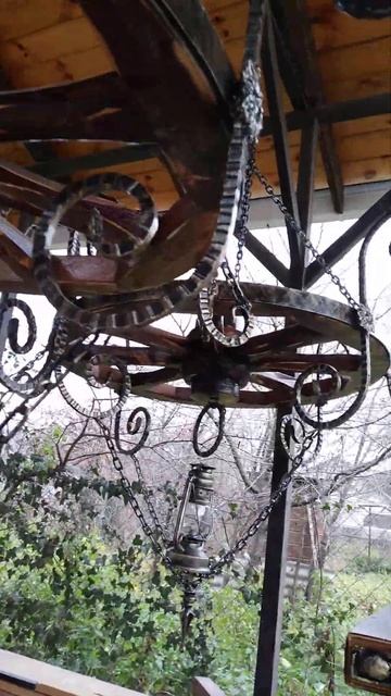 Люстры из колёс телеги... смотреть онлайн