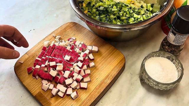 Салат, который смели за 5 минут! Капуста и крабовые пал? смотреть онлайн