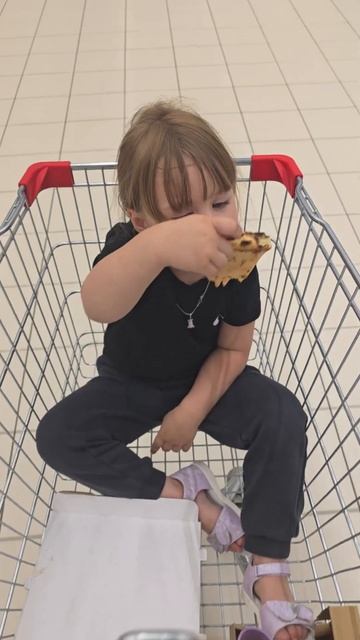 Мы готовы есть везде,даже в тележке ашана на ходу 😄 #pho смотреть онлайн