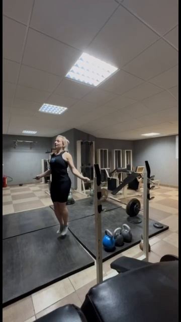 Фитнес с гирей для девушек. #фитнес #девушка #гиря #спор смотреть онлайн