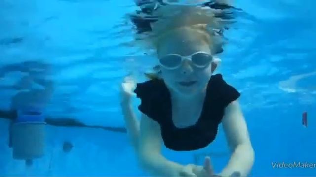 Летние развлечения: Арина плавает под водой в бассейн? смотреть онлайн