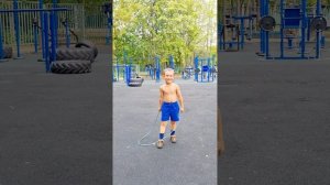 Малыш Ратибор. Учится прыгать через скакалку. Возраст 4 года.