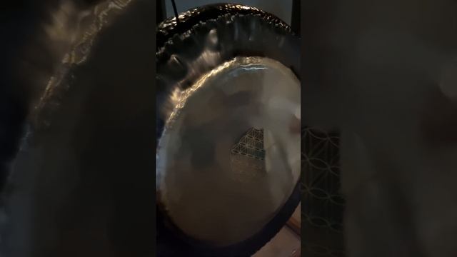 Мягкие вибрации гонга могут быть не слышны. Но всегда ? смотреть онлайн