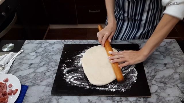 Домашняя пицца  салями в духовке с грибами . Вкусный и ?