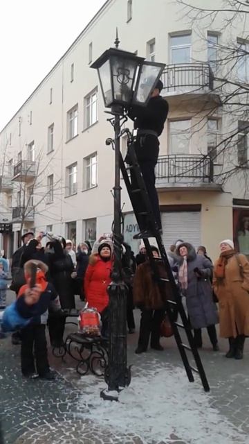 В Бресте фонарщик зажигает фонари смотреть онлайн