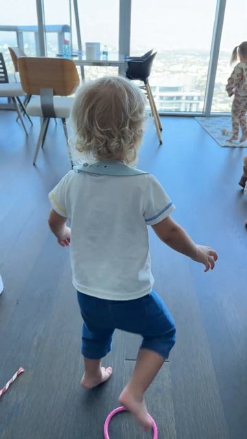 Маленький Дэвид кушает банан. Милое видео! смотреть онлайн